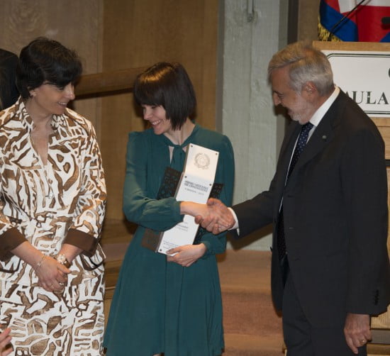 Eleonora Ricca di Vectorealism riceve il premio per l'Innovazione 2013 da Luigi Nicolais