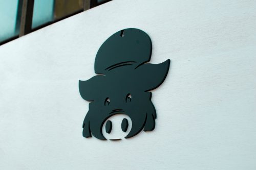 Dettaglio logo in plexiglass