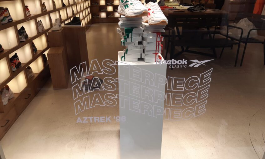 Exhibitor for sneaker in lacquered MDF