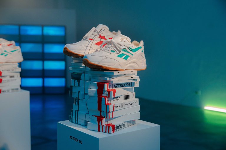 Présentoir pour baskets Reebok peintes à la main