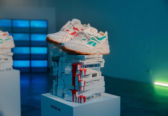 Espositore per sneaker Reebok verniciato a mano