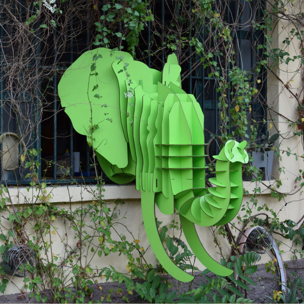 Tête d'éléphant verte peinte et découpée au laser