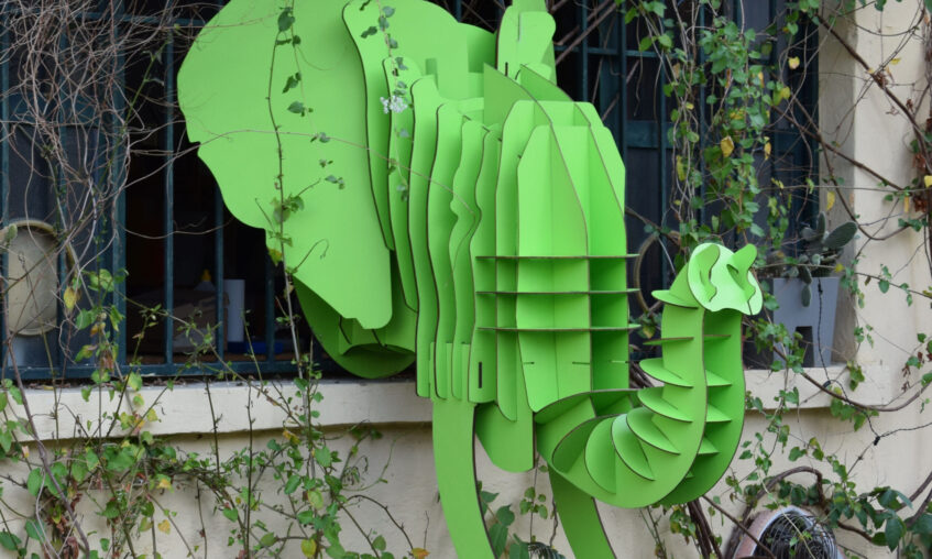 Tête d'éléphant verte peinte et découpée au laser