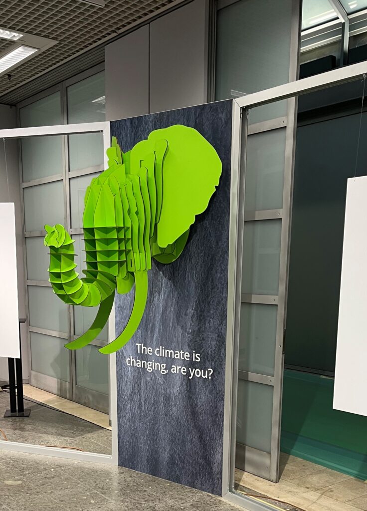 Tête d'éléphant en bois pour le changement climatique