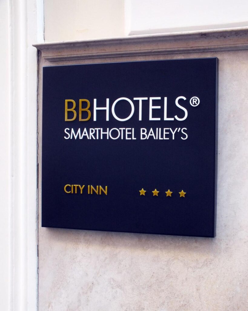 Plaque BBHotels du Smarthotel Bailey's à Rome, lettres en plexiglas en relief sur fond en acier
