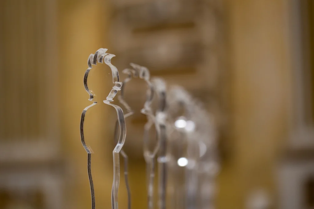 Statuette del Premio Andersen in plexiglass trasparente
