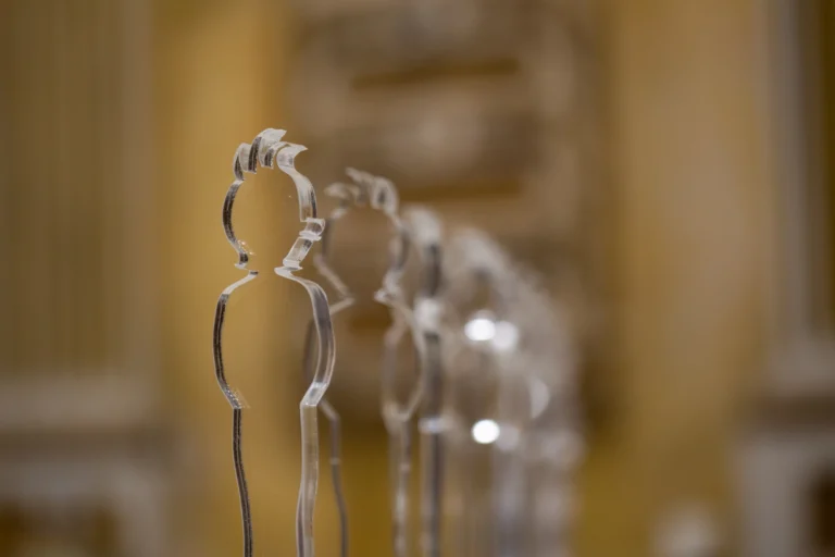 Statuettes du Premio Andersen en plexiglas transparent